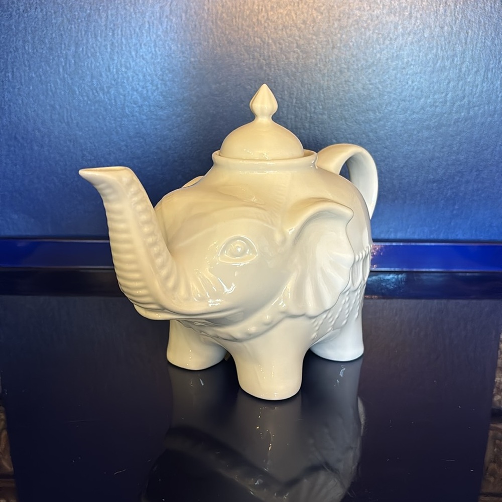 Cordon Bleu White Porcelain China Good Luck Elephant Teapot w/ Lid Emboss Detail